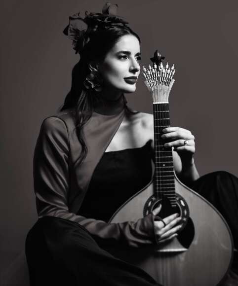 Show de Renata Sena leva música ibérica ao palco em Campo Grande