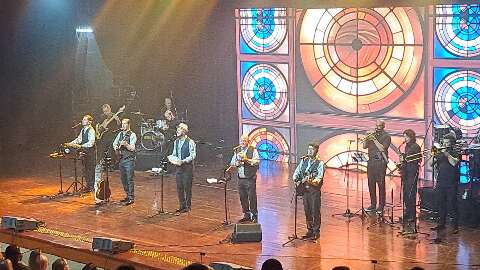 Ap&oacute;s viajar 14h de &ocirc;nibus, Dem&ocirc;nios da Garoa entregaram show animado