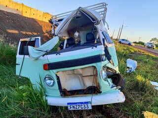 Casal morre em colis&atilde;o entre Kombi e carreta na rodovia BR-163
