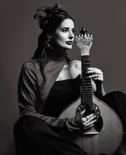 Show de Renata Sena leva m&uacute;sica ib&eacute;rica ao palco em Campo Grande