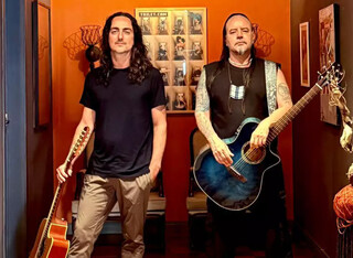 Filho dos Livres se apresenta em show intimista na v&eacute;spera de feriado 