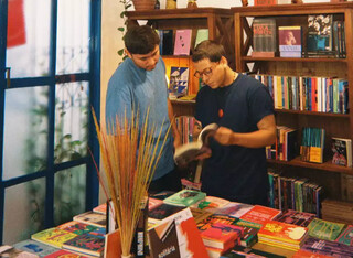 Apoio coletivo arrecada R$ 34 mil e "salva" livraria autônoma Apoio coletivo arrecada R$ 34 mil e "salva" livraria autônoma