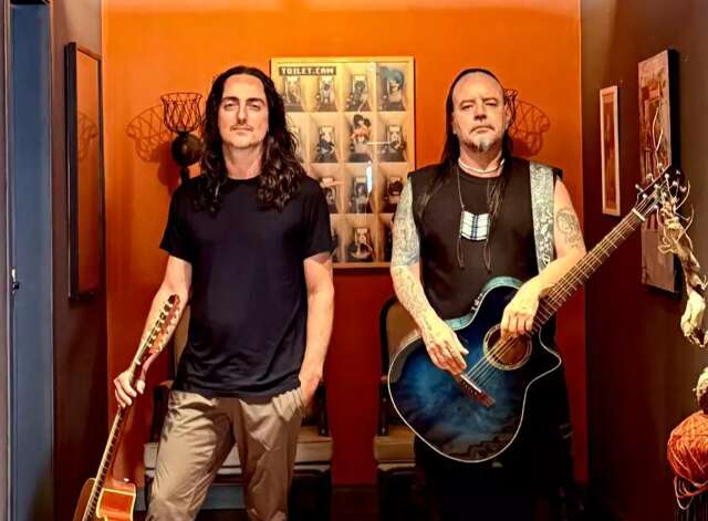 Filho dos Livres se apresenta em show intimista na v&eacute;spera de feriado 