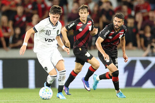 Athletico goleia Botafogo por 4 a 1 e amplia crise no Brasileir&atilde;o