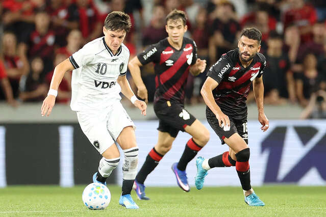 Athletico goleia Botafogo por 4 a 1 e amplia crise no Brasileir&atilde;o