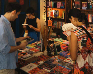 Apoio coletivo arrecada R$ 34 mil e "salva" livraria autônoma Apoio coletivo arrecada R$ 34 mil e "salva" livraria autônoma