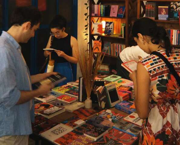 Apoio coletivo arrecada R$ 34 mil e "salva" livraria aut&ocirc;noma 