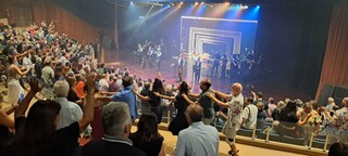 Ap&oacute;s viajar 14h de &ocirc;nibus, Dem&ocirc;nios da Garoa entregaram show animado