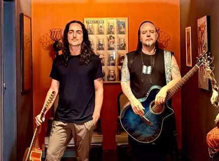 Filho dos Livres se apresenta em show intimista na v&eacute;spera de feriado 