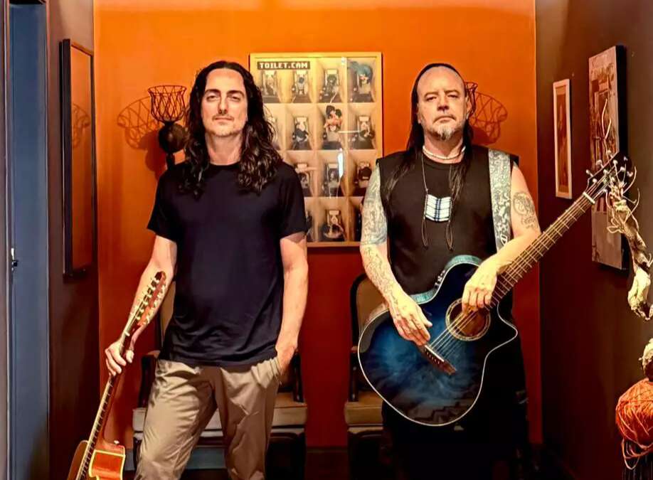 Filho dos Livres se apresenta em show intimista na véspera de feriado