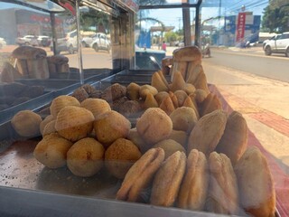 Para vender melhor, o jeito foi levar micro-ondas e frigobar para cal&ccedil;ada