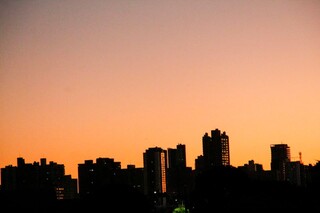 Calor intenso, mas com chance de chuva isolada, marca in&iacute;cio da semana