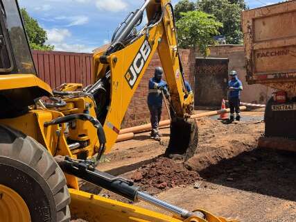 Expans&atilde;o da rede de esgoto leva obras a ruas de sete bairros