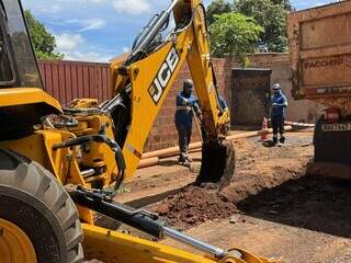 Expans&atilde;o da rede de esgoto leva obras a ruas de sete bairros