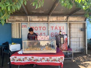 Ponto de mototáxi tem micro-ondas e frigobar para Roger manter freguês