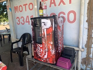 Para vender melhor, o jeito foi levar micro-ondas e frigobar para cal&ccedil;ada