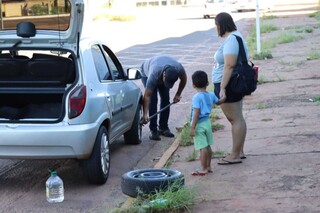 Do alto, imagens mostram zigue-zague de motoristas em rua tomada pelos buracos