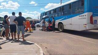 Acidente entre ônibus e bicicleta elétrica deixa estudantes feridas em terminal Acidente entre ônibus e bicicleta elétrica deixa estudantes feridas em terminal