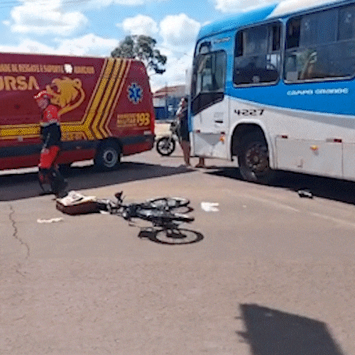 Acidente entre &ocirc;nibus e bicicleta el&eacute;trica deixa estudantes feridas em terminal