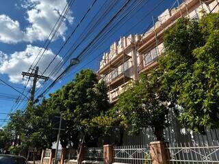 Ladr&otilde;es levam at&eacute; andaimes de obra do Col&eacute;gio Auxiliadora no Centro