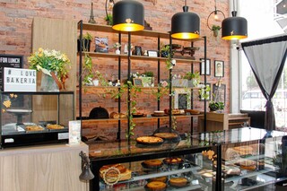 Roberta pediu bolo para o marido e ele comprou uma loja cheia deles