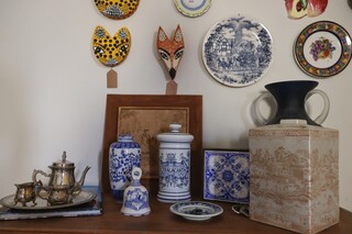 Em casa de 60 anos, Ale compartilha garimpos e acervo cheio de hist&oacute;ria