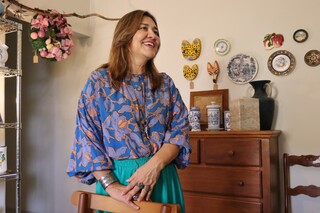 Em casa de 60 anos, Ale compartilha garimpos e acervo cheio de hist&oacute;ria