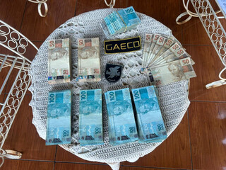 Gaeco recolhe pilhas de dinheiro vivo em ofensiva contra corrup&ccedil;&atilde;o em 4 cidades