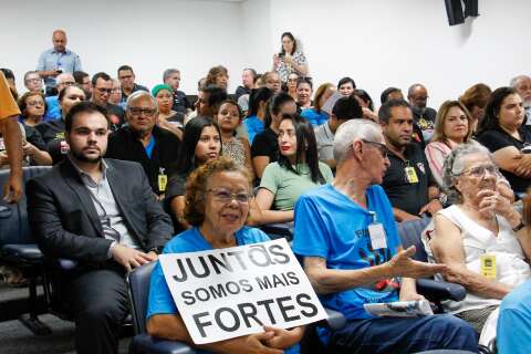 Servidores lotam Assembleia e protestam contra reajuste de 3,81%