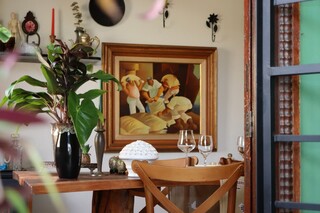 Em casa de 60 anos, Ale compartilha garimpos e acervo cheio de hist&oacute;ria