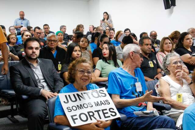 Servidores lotam Assembleia para protestar contra reajuste de 3,81%