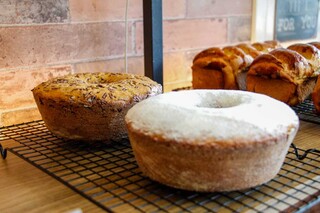 Roberta pediu bolo para o marido e ele comprou uma loja cheia deles