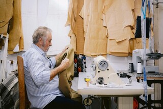 H&aacute; 60 anos na profiss&atilde;o, um dos alfaiates mais antigos n&atilde;o quer parar