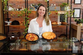 Roberta pediu bolo para o marido e ele comprou uma loja cheia deles