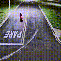 C&acirc;mera mostra adolescente em zigue-zague antes de atingir pai com beb&ecirc;