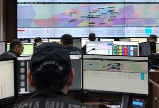 Mulher pede "pizza com bastante borda" &agrave; PM e &eacute; resgatada de viol&ecirc;ncia dom&eacute;stica