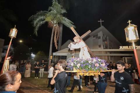 Cinco par&oacute;quias se unem e levam fi&eacute;is &agrave;s ruas na Semana Santa