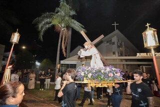 Cinco par&oacute;quias se unem e levam fi&eacute;is &agrave;s ruas na Semana Santa