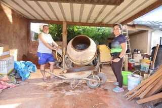 Casal constr&oacute;i piscina e reforma a casa sozinho ap&oacute;s 3 perguntas certas