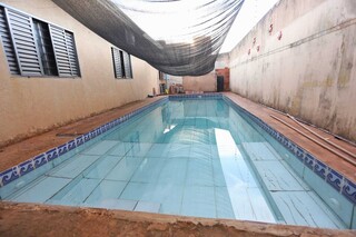 Casal constr&oacute;i piscina e reforma a casa sozinho ap&oacute;s 3 perguntas certas