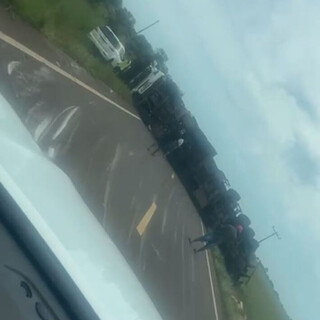 Caminh&atilde;o tomba, carga se espalha e MS-338 &eacute; interditada