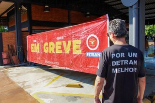 Paralisa&ccedil;&atilde;o na sede do Detran cancela provas e prejudica candidatos
