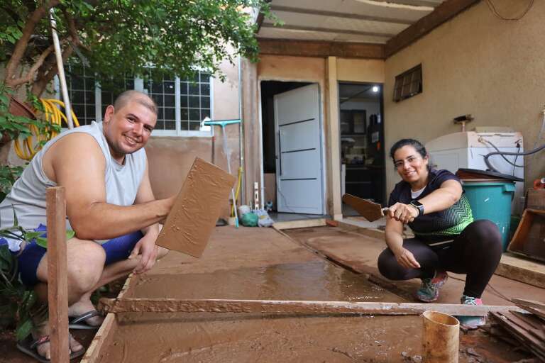 Casal constrói piscina e reforma a casa sozinho após 3 perguntas certas