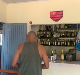 Sem quebra-pau, uma quadra separa botecos de flamenguista e vasca&iacute;no