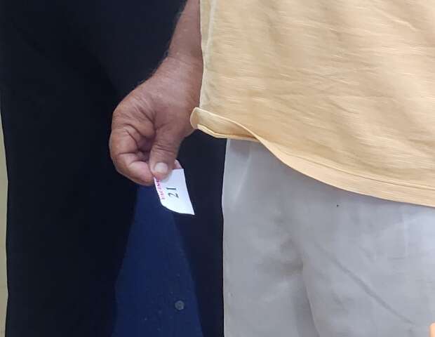 Hor&aacute;rios divergentes e distribui&ccedil;&atilde;o de senha frustram procura por vacina