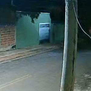 V&iacute;deo desmente vers&atilde;o de confronto e mostra PM atirando em rapaz pelas costas