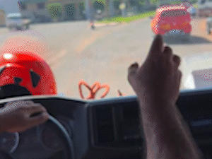 Ap&oacute;s 27 anos de servi&ccedil;o, bombeiros se despedem levando Alex em casa