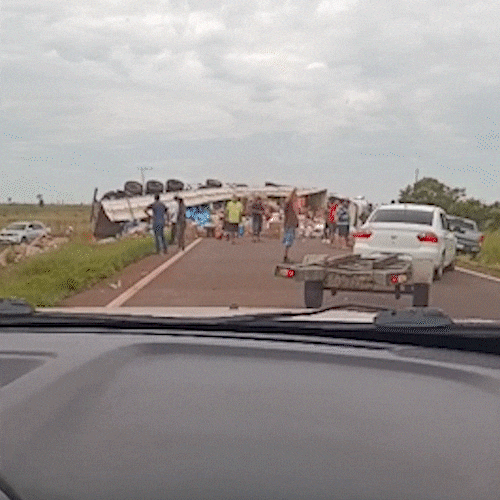 Caminh&atilde;o tomba, carga se espalha e MS-040 &eacute; interditada