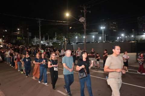 Cinco par&oacute;quias se unem e levam fi&eacute;is &agrave;s ruas na Semana Santa