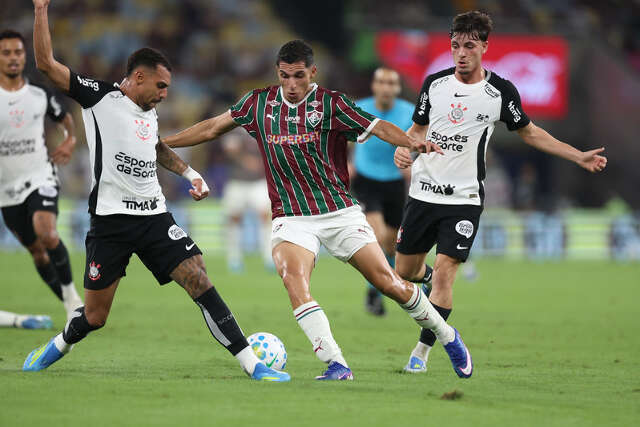 Fluminense derrota Corinthians e encosta na lideran&ccedil;a do Brasileir&atilde;o
